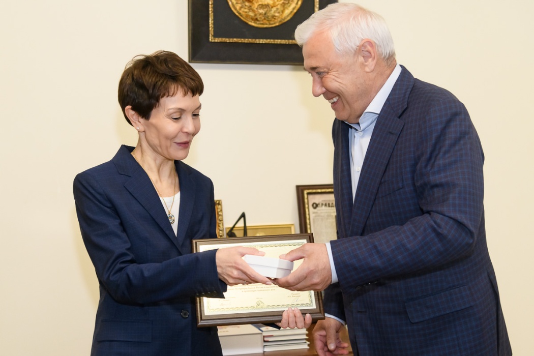 Председатель правления ВБРР Дина Маликова награждена Золотым знаком Ассоциации банков России